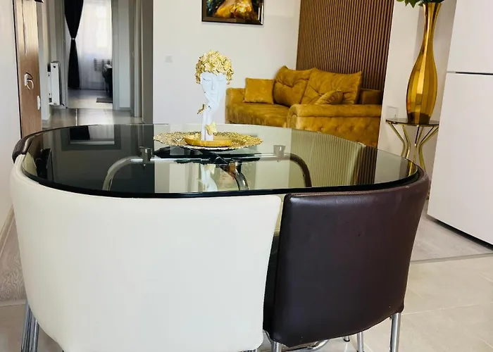 Gold House Апартаменти *